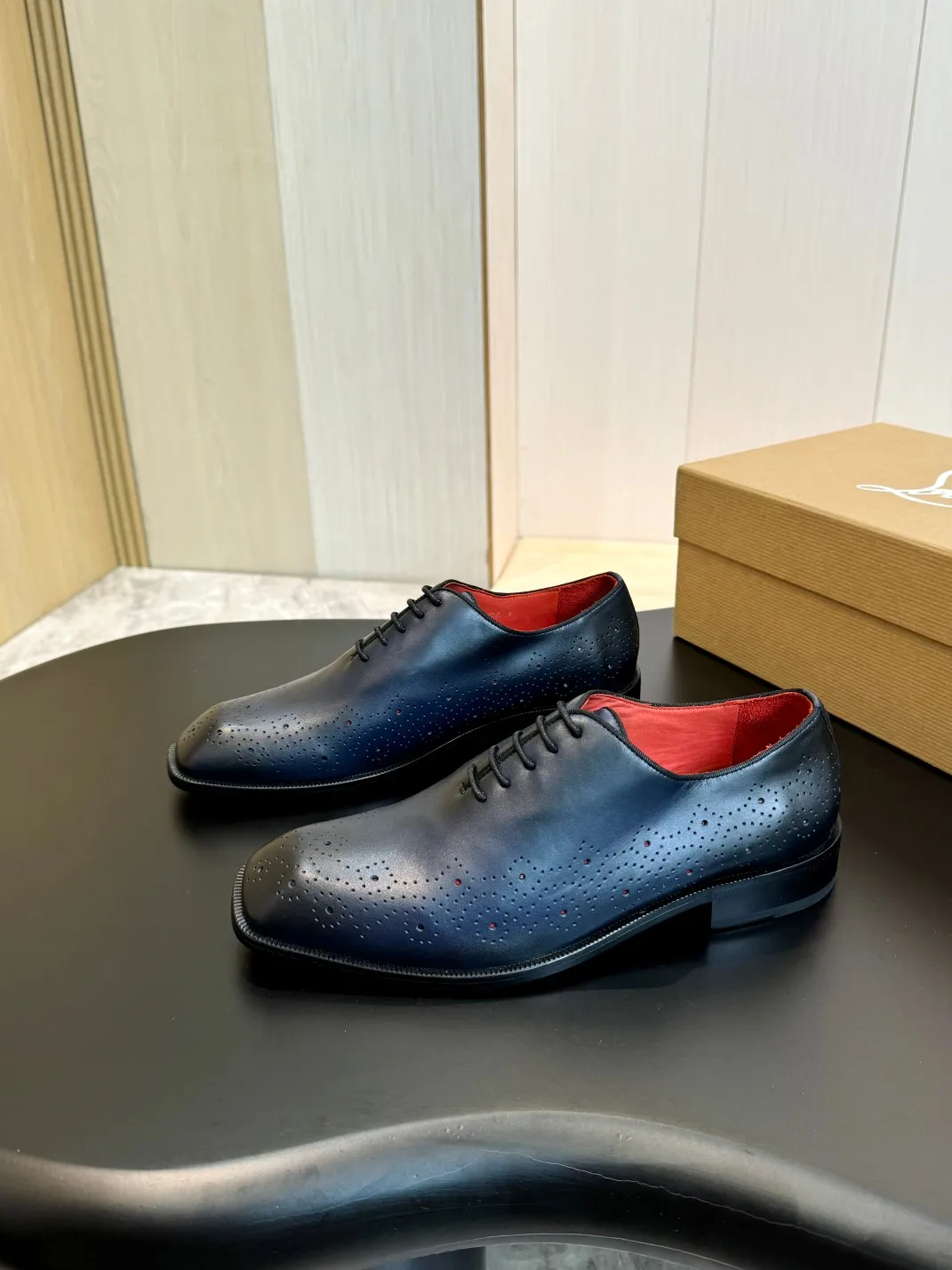 [CL red-soled shoes] Top P: 1020💰 Size 39-44 (⚠️38.45.46 custom-made, non-refundable and non-exchangeable) 🆑High-end men’s business formal leather shoes, original and genuine top-quality goods ••✅💯 Top-quality original order purchasing agent! Original imported patterned cowhide ➕Imported cowhide lining ➕Cowhide feet ➕Original leather outsole~🉑️Feel free to compare the authentic ones!